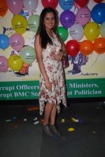 Nandini Singh at Viren Shah_s happy slappy party in Blue Frog on 12th Feb 2012 (40).JPG